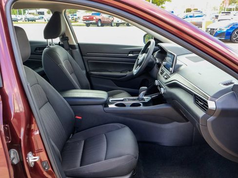 Used 2024 Nissan Altima 2.5 SV FWD image 8