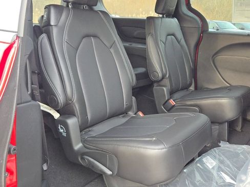 New 2026 Chrysler Pacifica Select AWD/4WD image 11