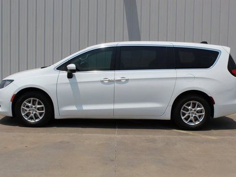 Used 2021 Chrysler Voyager LX image 2