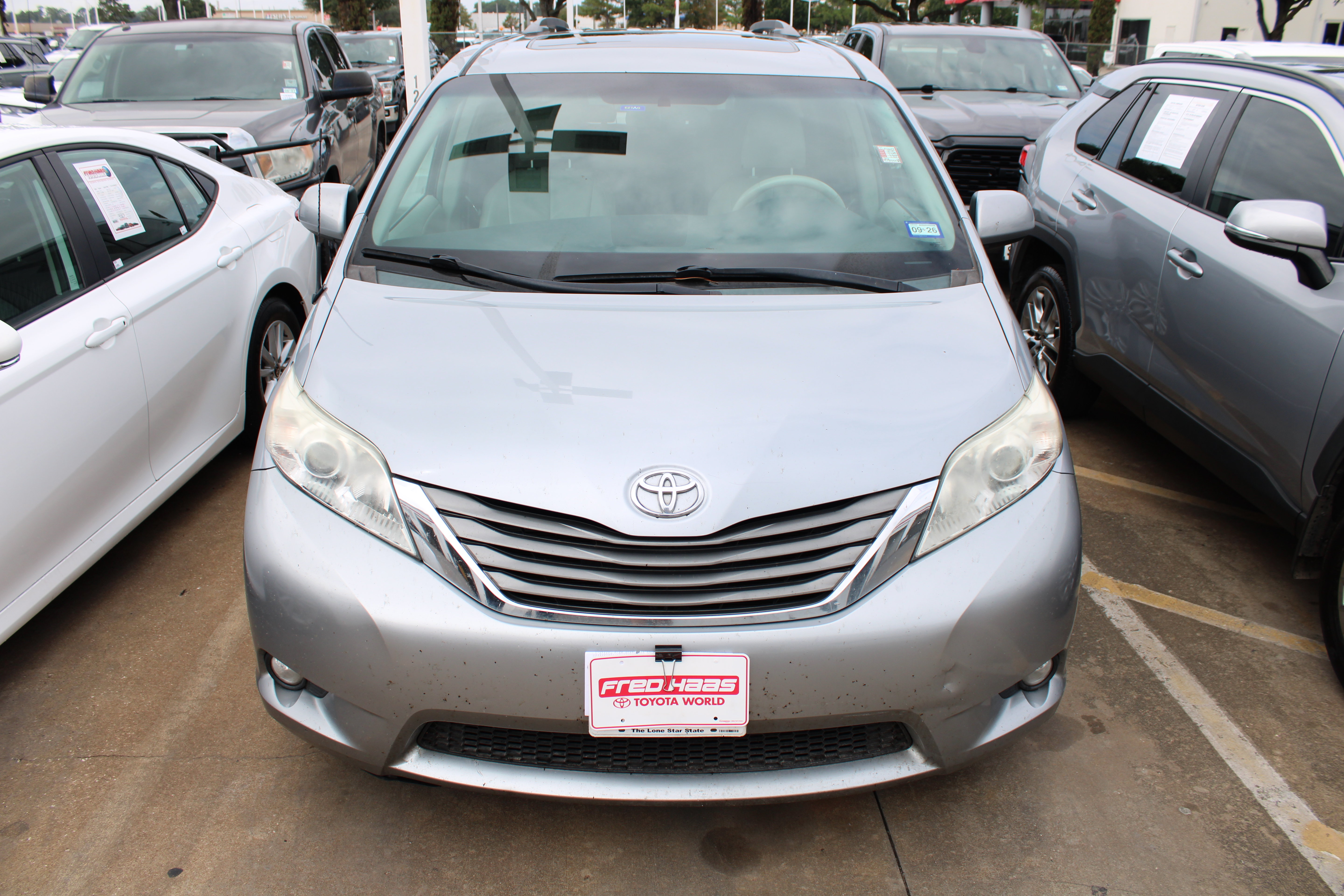 Used 2012 Toyota Sienna XLE FWD image 3