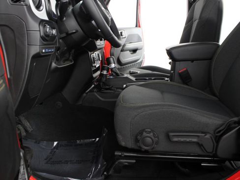 Used 2025 Jeep Wrangler Unlimited Sahara AWD/4WD image 15