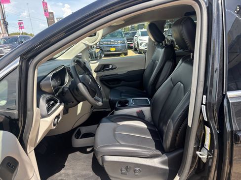 Used 2023 Chrysler Pacifica Touring-L FWD image 29