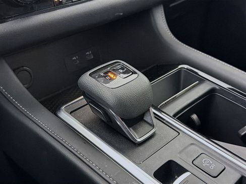 Used 2025 Nissan Pathfinder SV image 19