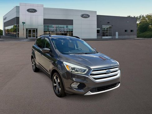 Used 2017 Ford Escape SE w/ Equipment Group 201A AWD/4WD image 2