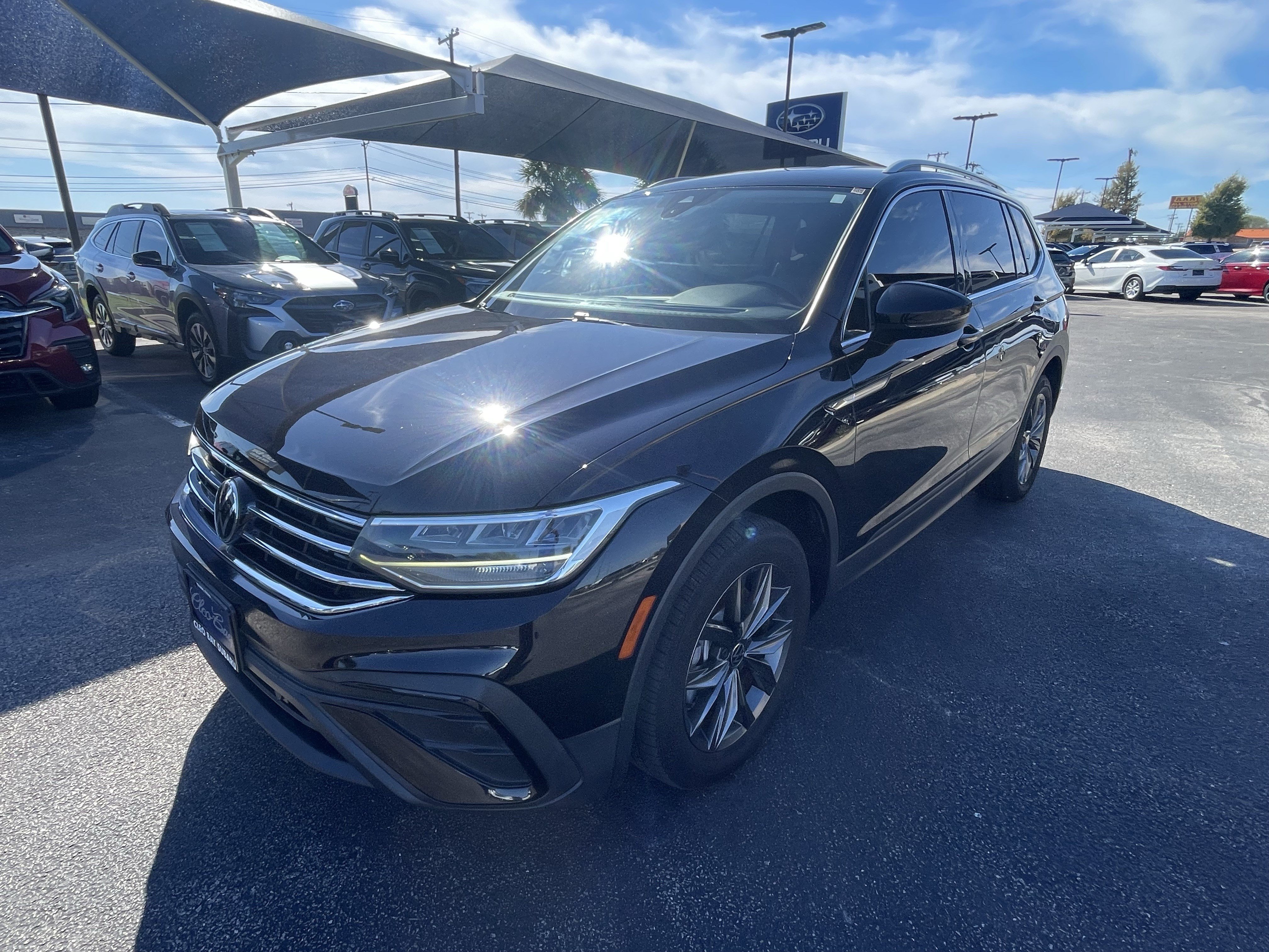 Used 2023 Volkswagen Tiguan SE FWD image 3