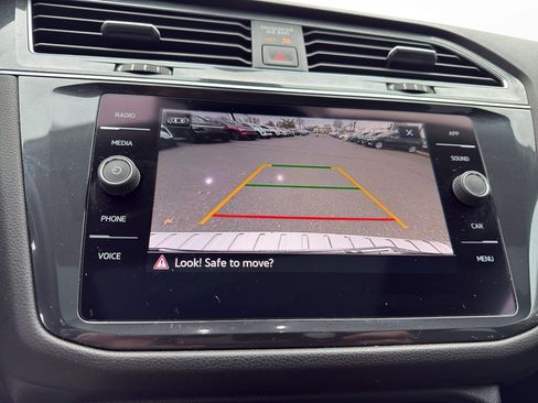 Used 2022 Volkswagen Tiguan SE image 19