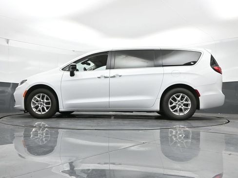 Used 2024 Chrysler Pacifica Touring-L FWD image 48