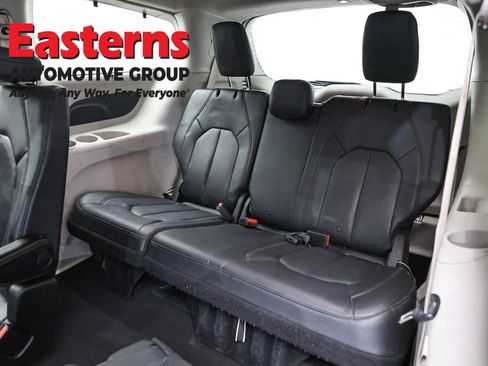 Used 2020 Chrysler Pacifica Touring-L FWD image 28