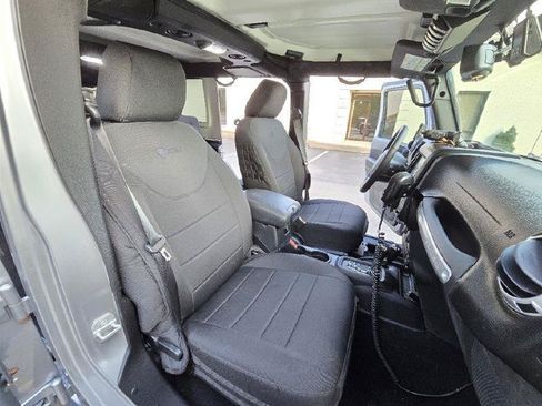 Used 2016 Jeep Wrangler Unlimited Rubicon w/ Connectivity Group AWD/4WD image 19