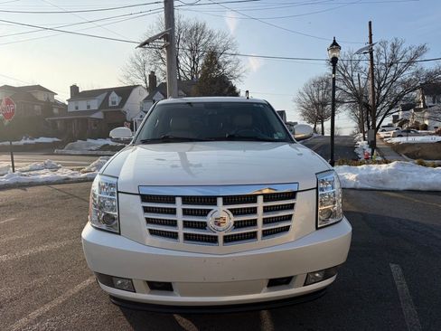 Used 2011 Cadillac Escalade Premium image 2