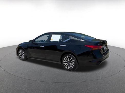 Used 2025 Nissan Altima 2.5 SV FWD image 10