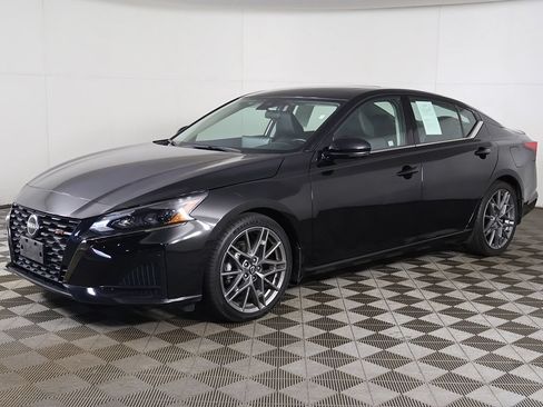 Used 2023 Nissan Altima 2.0 SR FWD image 9