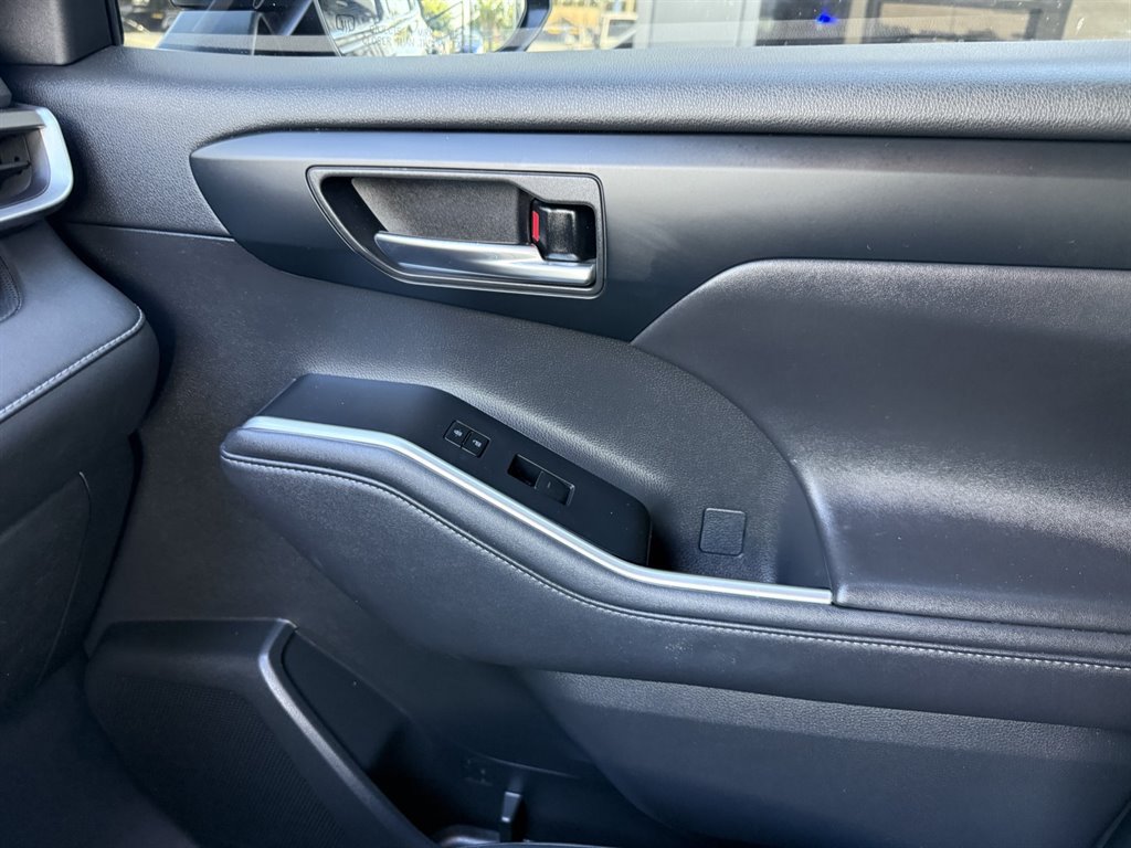 Used 2020 Toyota Highlander XLE FWD image 34