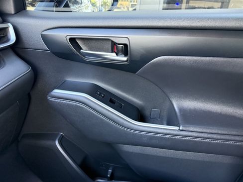 Used 2020 Toyota Highlander XLE FWD image 34