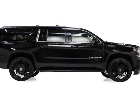 Used 2018 Chevrolet Suburban LT w/ LT Midnight Edition RWD image 5