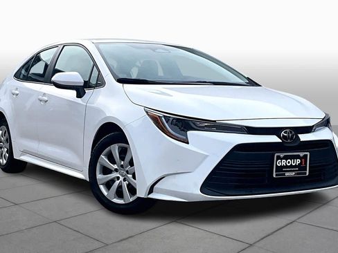 Used 2025 Toyota Corolla LE image 2
