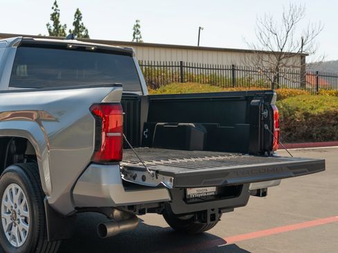Used 2024 Toyota Tacoma SR5 AWD/4WD image 17