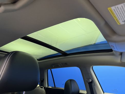 Used 2023 Volkswagen Atlas SE w/ Panoramic Sunroof Package AWD/4WD image 25