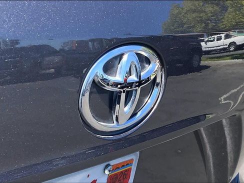 Used 2022 Toyota Highlander LE FWD image 30