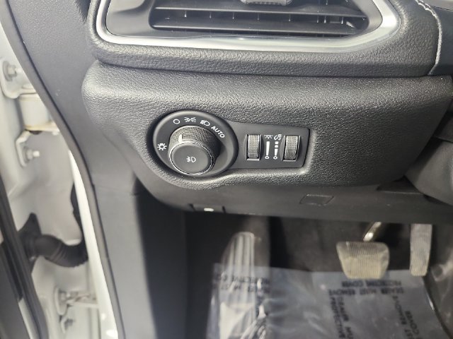 Used 2025 Chrysler Pacifica Limited FWD image 14
