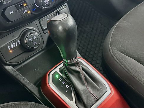 Used 2019 Jeep Renegade Trailhawk w/ UConnect 8.4 Nav Group AWD/4WD image 25