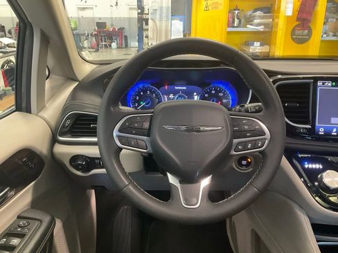Used 2023 Chrysler Pacifica Limited FWD image 13