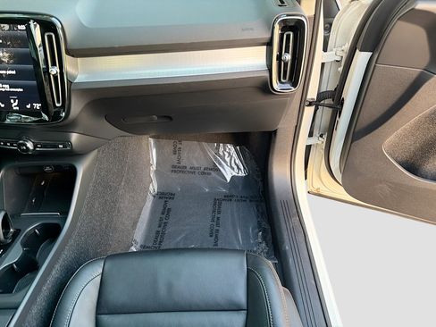 Used 2022 Volvo XC40 T5 Momentum image 18