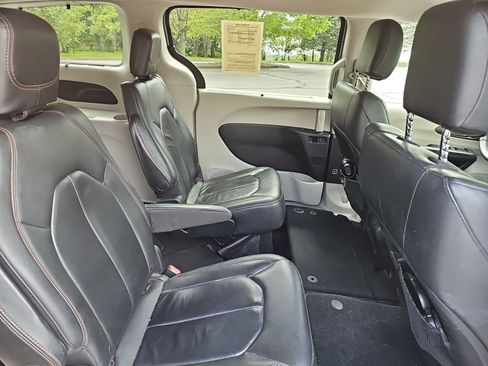 Used 2017 Chrysler Pacifica Touring-L FWD image 14