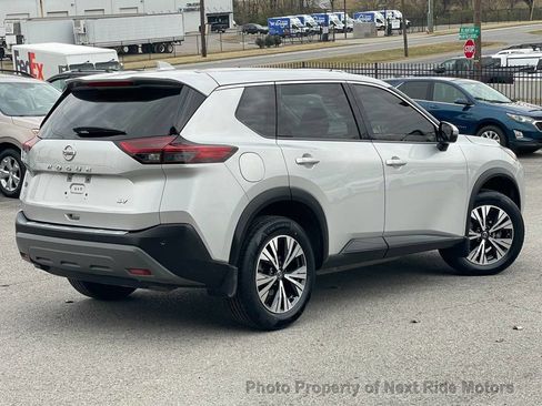 Used 2021 Nissan Rogue SV image 2