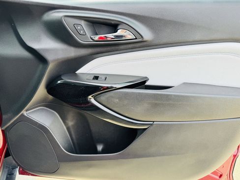 Used 2025 Chevrolet Trax LT w/ LT Convenience Package image 27