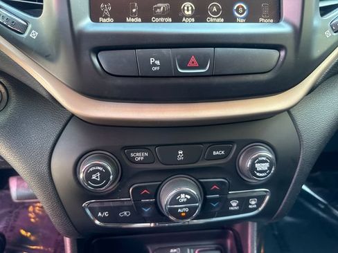 Used 2017 Jeep Cherokee Limited w/ Luxury Group FWD image 15