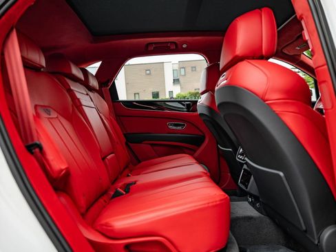 Used 2025 Bentley Bentayga image 24