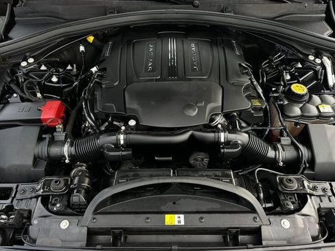 Used 2019 Jaguar F-PACE S image 29