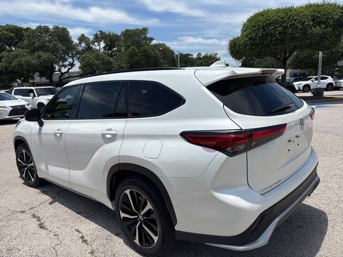 Used 2021 Toyota Highlander XSE FWD image 3