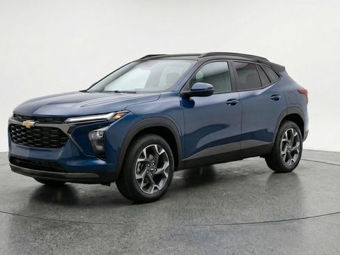 Used 2025 Chevrolet Trax LT image 3