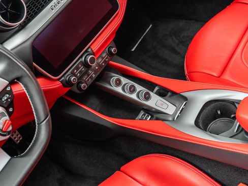 Used 2019 Ferrari Portofino RWD image 29