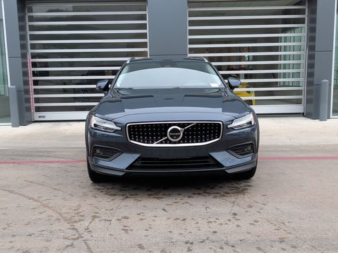 Used 2025 Volvo V60 B5 Cross Country Plus image 3