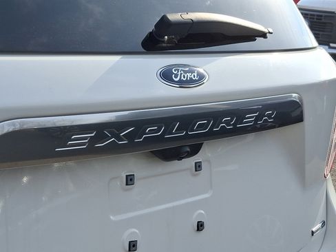Used 2020 Ford Explorer Platinum w/ Premium Technology Package image 34