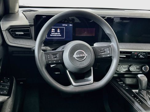 Used 2025 Nissan Kicks SV AWD/4WD image 17
