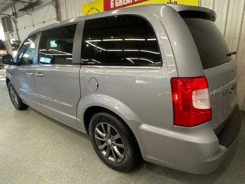 Used 2015 Chrysler Town & Country S image 3