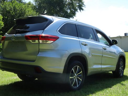 Used 2017 Toyota Highlander XLE image 3