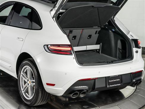 Certified 2025 Porsche Macan AWD/4WD image 33