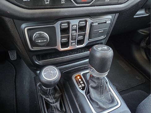 Used 2025 Jeep Wrangler Unlimited Sahara AWD/4WD image 20