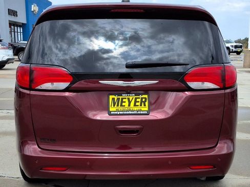Used 2020 Chrysler Voyager L FWD image 7