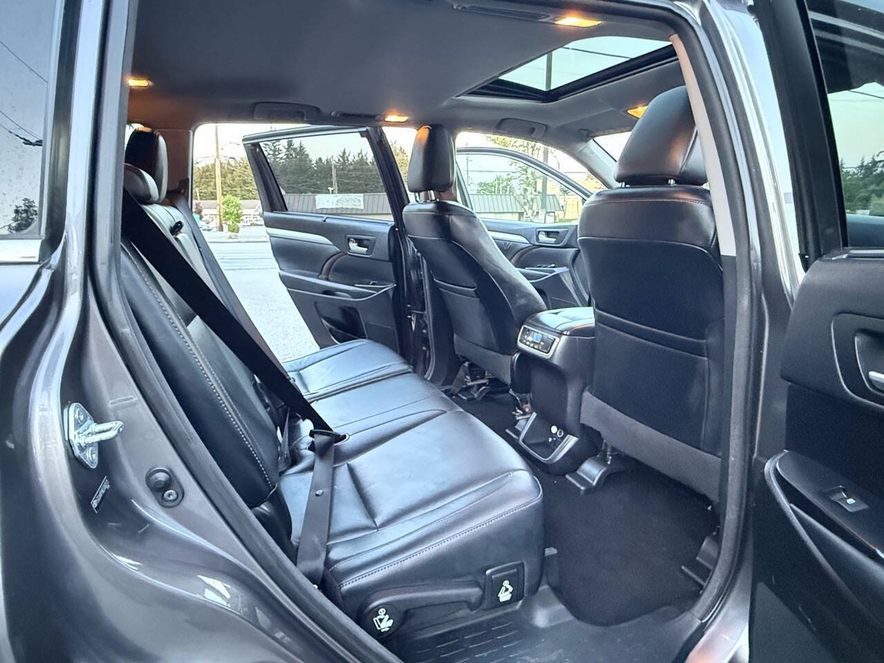 Used 2014 Toyota Highlander XLE AWD/4WD image 9