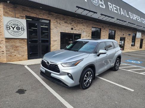 Used 2021 Toyota Highlander XLE image 1