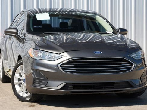 Used 2019 Ford Fusion SE image 2