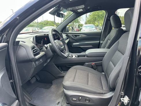Used 2025 Chevrolet Traverse LT FWD image 16