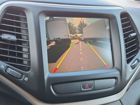 Used 2015 Jeep Cherokee Latitude FWD image 16