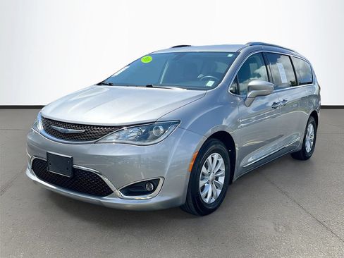 Used 2018 Chrysler Pacifica Touring-L Plus FWD image 3